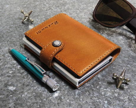 Modern Traveler with RFID case